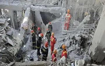 نجات ۱۲ شهروند از زیر آوار در خیابان دردشت تهران