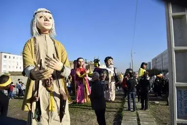 شادپیمایی عروسک‌ها در مسکن مهر شهرک دولت‌آباد شهر کرمانشاه