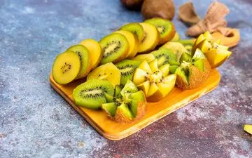 آشنایی با مزایا و معایب پوست کیوی