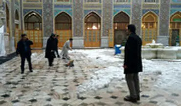 همیاری مردم به خادمان حضرت رضا (ع) در برف روبی حرم رضوی