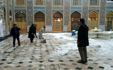 همیاری مردم به خادمان حضرت رضا (ع) در برف روبی حرم رضوی