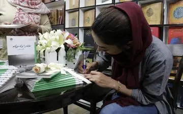 گزارش تصویری جشن امضا کتاب "خانه را ترک می‌کنم" خانم نگار صامت در کتاب شهر همدان