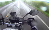 رانندگی با موتور در جاده هنگام بارش باران ممنوع است 