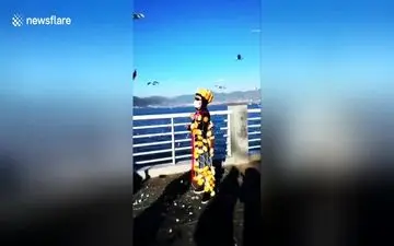 لباسی از نان شیوه جدید مرد چینی برای تغذیه پرندگان +فیلم 