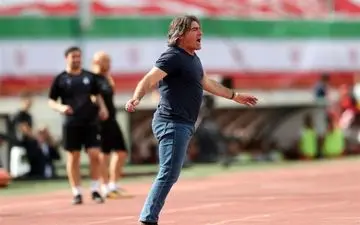 اعتراض‌های شدید نیمکت‌های پرسپولیس و استقلال و ادامه حرکات عجیب ساپینتو/ تخلیه بخشی از طبقه دوم ورزشگاه 