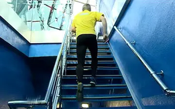 رقابتی طاقت فرسا در آسمانخراش میلاد +فیلم 