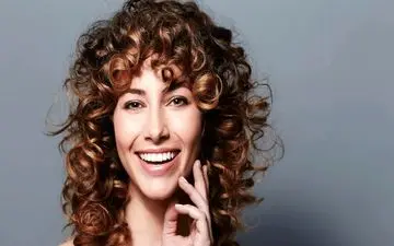 مثل سلبریتی‌ها بدرخشید! ترندهای موی فرفری ۲۰۲۴
