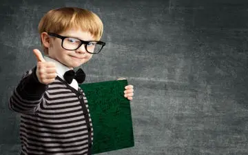 اعتماد بنفس کودک خودتان را این طوری بالا ببرید تا روی پای خودش بایسته