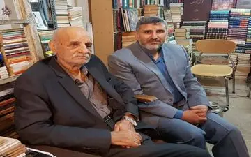 دانم آخر شبی ز آهی سرد 
در زندان جان گشوده شود 
برگی افتد ز شاخسار حیات 
آخرین شعر من سروده شود