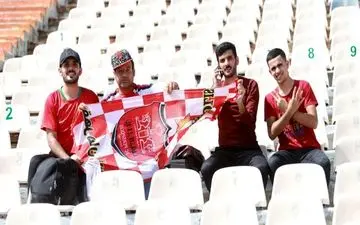 حاشیه دیدار پرسپولیس ـ شمس آذر| استقبال کم تماشاگران از بازی و تشویق نشدن بازیکنان پرسپولیس