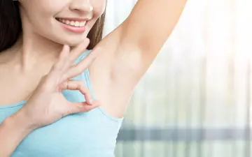 چگونه پوست زیربغل خود را روشن کنیم؟| تیرگی زیر بغل را با این ۵ راهکار ساده و خانگی از بین ببرید