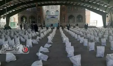 گزارش تصویری / توزیع ۱۰ هزار بسته معیشتی توسط خادمیاران رضوی در استان در کرمانشاه