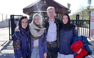 پوشش همسر و دختران سفیر جدید انگلیس در تهران + عکس