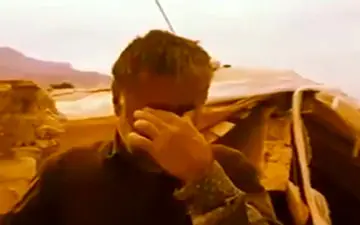 خوشحالی یک مرد از سلامتی پسرش پس از وقوع زلزله در استان کرمانشاه + فیلم