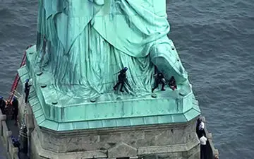 اعتراض به قوانین آمریکا با یک اقدام جالب+ فیلم