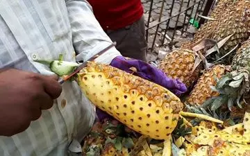 برش حرفه‌ای آناناس به سبک میوه‌فروشان هندی + ویدئو