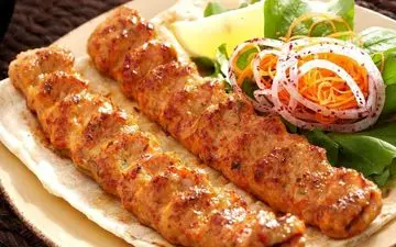 تجربه‌ای جدید از کباب کوبیده: طرز تهیه کباب کوبیده مرغ به سبک ترکیه‌ای