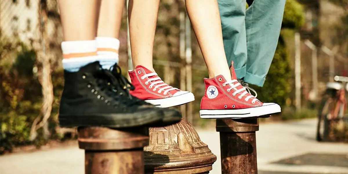 استایل‌های شیک با کفش کتانی کانورس| نکات و ایده‌هایی برای انتخاب و ست کردن آن