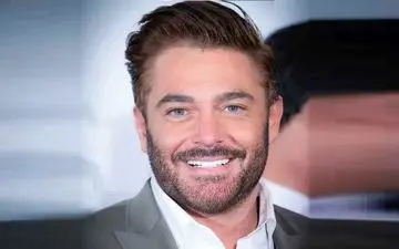 عکس های متفاوت محمدرضا گلزار در مراسم عروسی برادرش