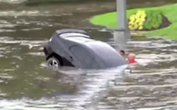  نجات راننده آمریکایی از داخل خودروی گرفتار در سیل