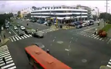 تصادف‌ عجیب و هولناک با عابران پیاده!