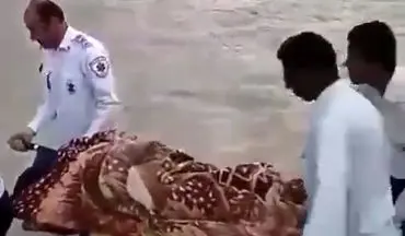 فیلم عبور دادن زن باردار با برانکارد از رودخانه در نیکشهر قدیمی است 