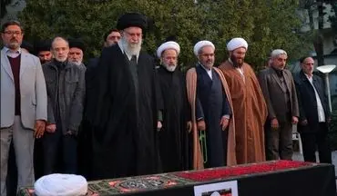 اقامه نماز رهبر انقلاب بر پیکر آیت‌الله امامی‌کاشانی