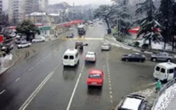  راننده بعد از تصادف از ماشین به بیرون پرتاب شد و ماشین خود به خود پارک شد!