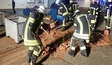 عملیات عجیب آتش‌نشان‌ها برای نجات یک خیابان از دست شکلات‌های رها شده + فیلم 