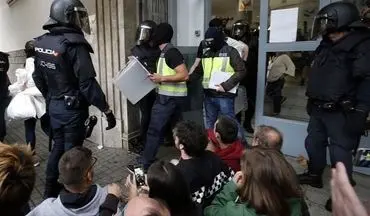 یورش پلیس اسپانیا به مراکز رای‌گیری در کاتالونیا/ زخمی شدن 40 تن در درگیری‌ها
