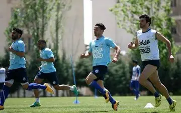 غیبت ۳ بازیکن اصلی و شوخی منصوریان با یک هوادار/ حضور پلیس‌ در تمرین‌ آبی‌ها