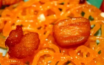 به این مدل زولبیا و بامیه نباید لب بزنید

