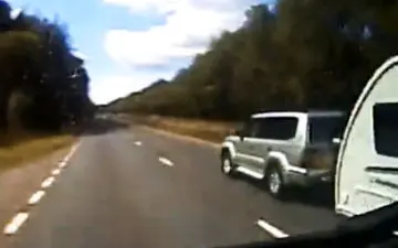 
واژگونی وحشتناک خودروی شاسی بلند وسط بزرگراه+فیلم