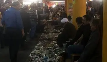 عکس دستفروشی یک روحانی در جمعه بازار تهران 
