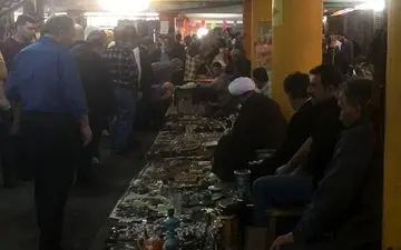 عکس دستفروشی یک روحانی در جمعه بازار تهران 