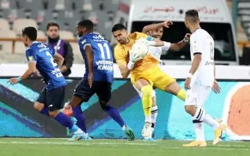 توقف یک نیمه‌ای استقلال برابر پیکان با اخراج مدافع آبی ها