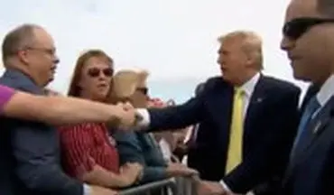 ترامپ با هوادارانش دست می‌دهد تا بگوید کرونا وجود ندارد!