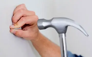 وسیله ای که هنگام میخ زدن به دیوار از انگشت شما محافظت می‌کند + فیلم