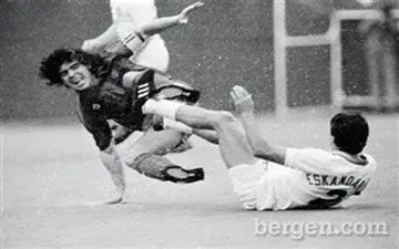 ستاره استقلالی؛ تنها بازیکن ایرانی برنده در برابر مارادونا (عکس)