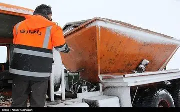 آغاز بارش برف در گردنه آوج/راهداران مشغول عملیات نمک‌پاشی هستند 