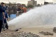 فرونشست زمین در کاشان موجب ترکیدگی لوله آب و آبگرفتگی معبر شد