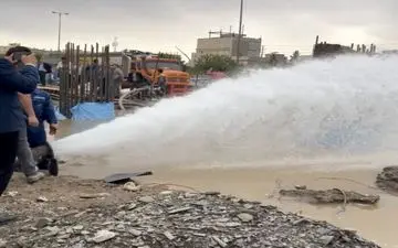 فرونشست زمین در کاشان موجب ترکیدگی لوله آب و آبگرفتگی معبر شد