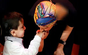 واکنش کودک ناشنوای سوری با دیدن همسر بشار اسد! +فیلم 