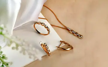 راهنمای کامل هدایای طلای مراسم نامزدی؛ از انگشتر نشون تا نیم‌ست‌های شیک