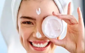 به پوست چرب هم باید مرطوب کننده زد؟

