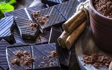 شکلات باعث جوش صورت می شود؟

