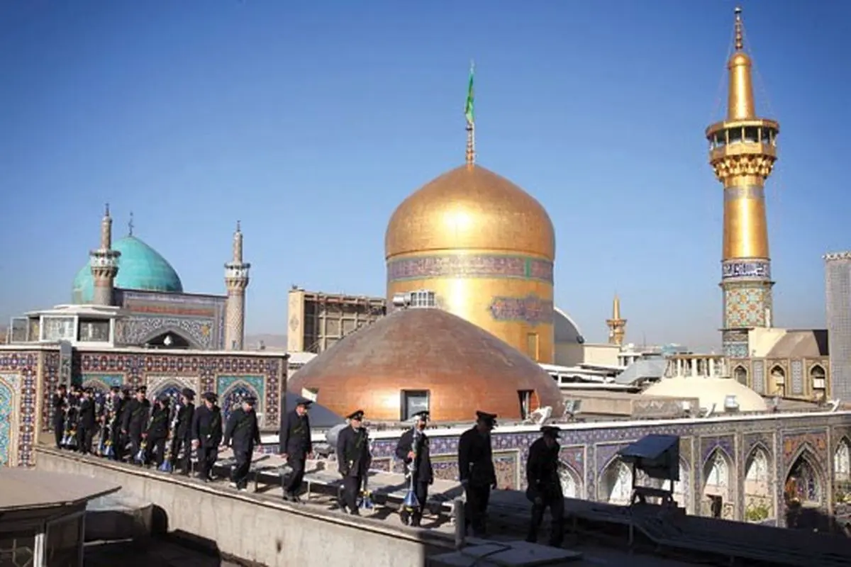 نماز سردار سلیمانی در حرم امام رضا (ع) +عکس