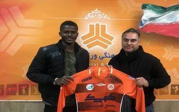 علی دایی یک افسر پلیس را به خدمت گرفت 