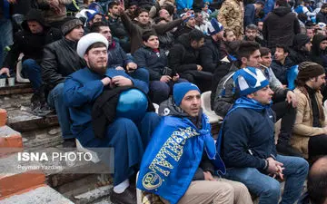 عکس / هوادار روحانی استقلال در ورزشگاه آزادی در دربی 