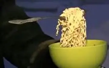 یخ زدن قاشق در ظرف غذا در سرمای وحشتناک سیبری